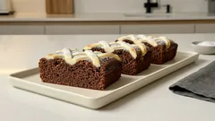 Buchta Peřina na plech: kakaové těsto s tvarohovou mřížkou krok za krokem